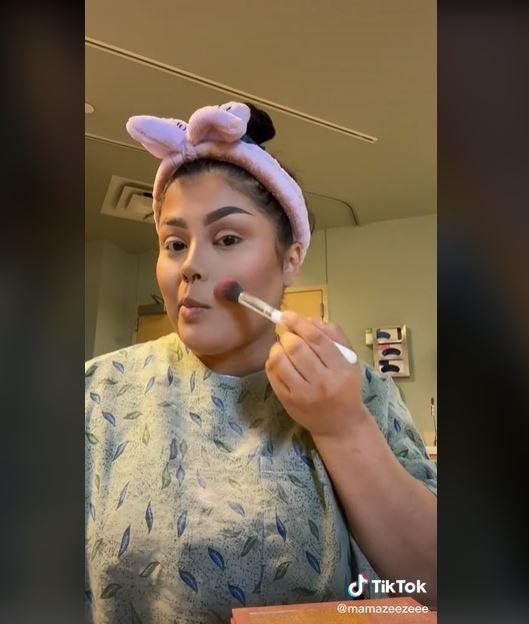 Viral Ibu Melahirkan Caesar Langsung Dandan Pakai Makeup (tiktok.com/@mamazeezeee)