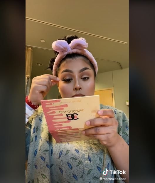 Viral Ibu Melahirkan Caesar Langsung Dandan Pakai Makeup (tiktok.com/@mamazeezeee)