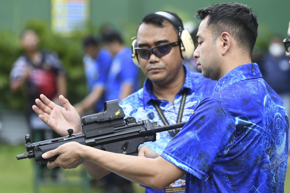 Wakil komandan Pasukan Pengamanan Presiden (Paspampres) Marsma TNI Wahyu Hidayat Sudjatmiko (kiri) memberi arahan pada selebritas Raffi Ahmad (kanan) saat akan mengikuti Lomba Menembak Piala Danpaspampres 2022 dalam kelas ekshibisi 'Dueling Plate' di Lapangan Tembak Senayan, Jakarta, Minggu (13/3/2022). [ANTARA FOTO/M Risyal Hidayat/foc]