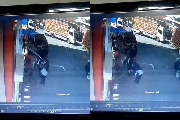 Terekam CCTV, Pegawai SPBU Ini Tak Sengaja Semprot Bensin ke Wajah Pegawai Lain (instagram/@terangmedia)