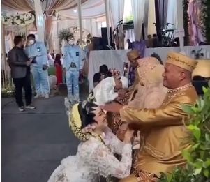 Bapak dan Anak Gadis 'Bestie', Pas Sungkeman Nikah Bukannya Nangis Malah Kena Toyor. (Instagram/dunia_kaumhawa)