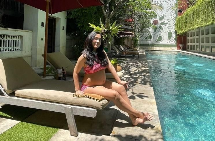 Potret Dea Ananda Pamer Baby Bump. (Instagram/@dea_ananda)