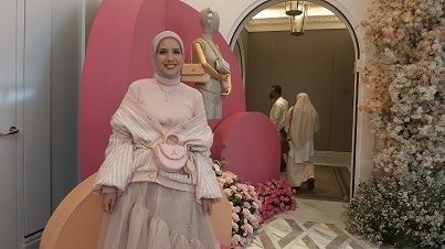 Perdana Tampil Berhijab di Atas Runway, Busana Tya Ariestya Curi Perhatian. (Suara.com/Dini Afrianti Efendi)