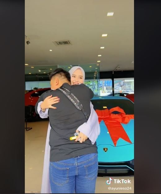 Viral Ibu Hamil Belikan Hadiah Mobil Lamborghini untuk Suami (tiktok.com/ayunieso24)