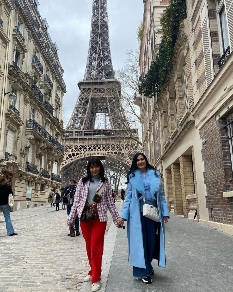 Potret Iis Dahlia Liburan di Paris (Instagram/@isdadahlia)