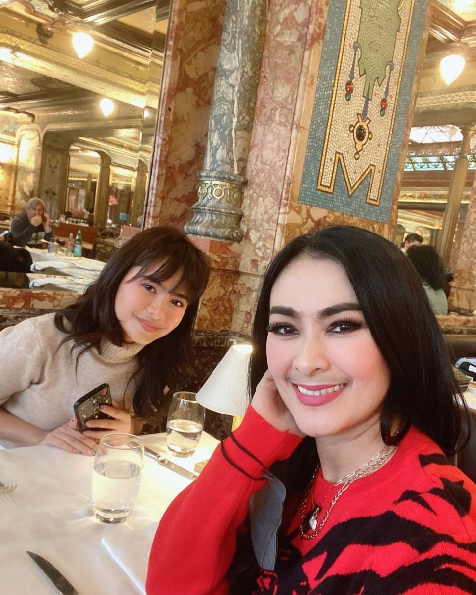 Potret Iis Dahlia Liburan di Paris (Instagram/@isdadahlia)