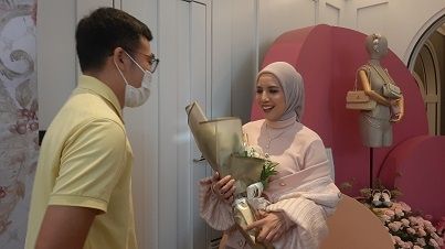 Perdana Tampil Berhijab di Atas Runway, Busana Tya Ariestya Curi Perhatian. (Suara.com/Dini Afrianti Efendi)