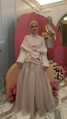 Perdana Tampil Berhijab di Atas Runway, Busana Tya Ariestya Curi Perhatian. (Suara.com/Dini Afrianti Efendi)