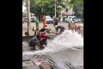 Cuci motor di pipa bocor (twitter.com/jowoshitpost)