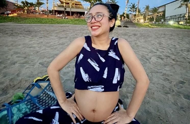 Potret Dea Ananda Pamer Baby Bump. (Instagram/@dea_ananda)