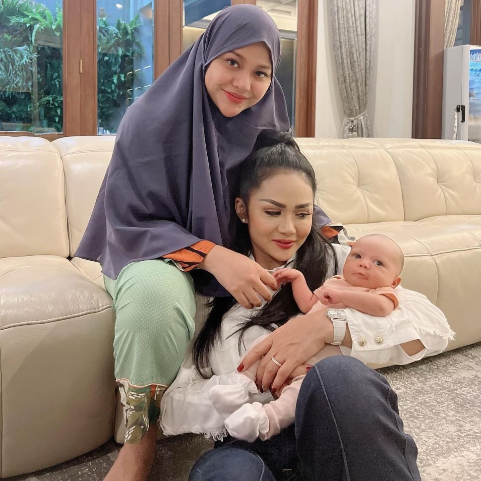 Krisdayanti dan baby Ameena. [Instagram/krisdayantilemos]