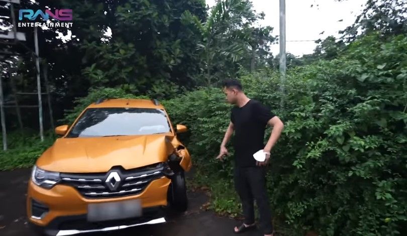 Raffi Ahmad mengecek mobil Dimas Ahmad, yang ringsek akibat kecelakaan.  [YouTube RANS Entertainment]