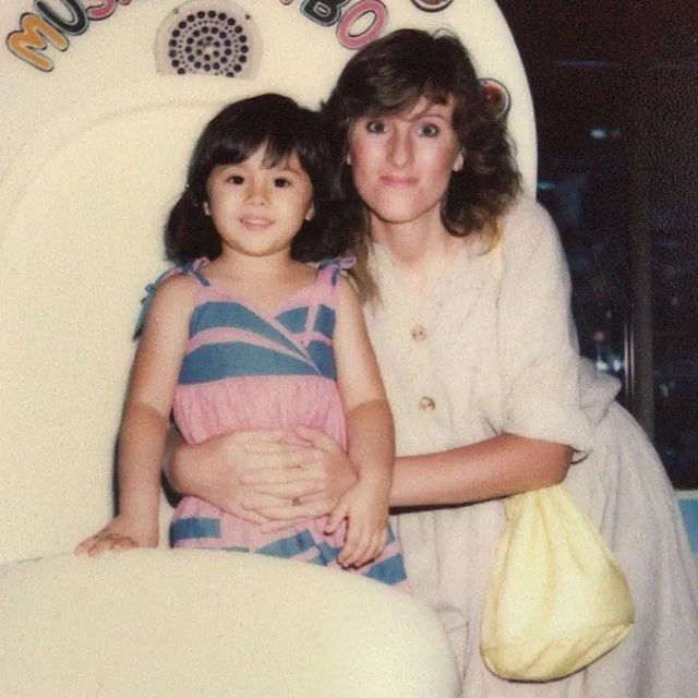 Wulan Guritno bersama sang ibu saat kecil. [Instagram]