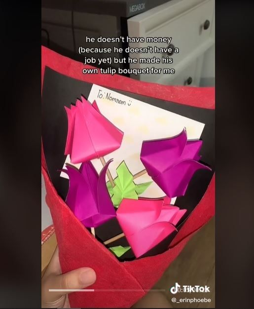 Viral Pria Bikin Buket Bunga dari Kertas Lipat untuk Pacar (tiktok.com/_erinphoebe)