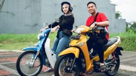 Doni Salmanan saat mengendarai motor bebek bersama sang istri. (Instagram/Doni Salmanan)