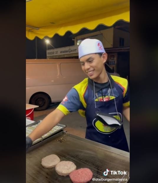 Viral Penjual Burger Mirip Park Bo Gum (tiktok.com/otaiburgermalaysia)