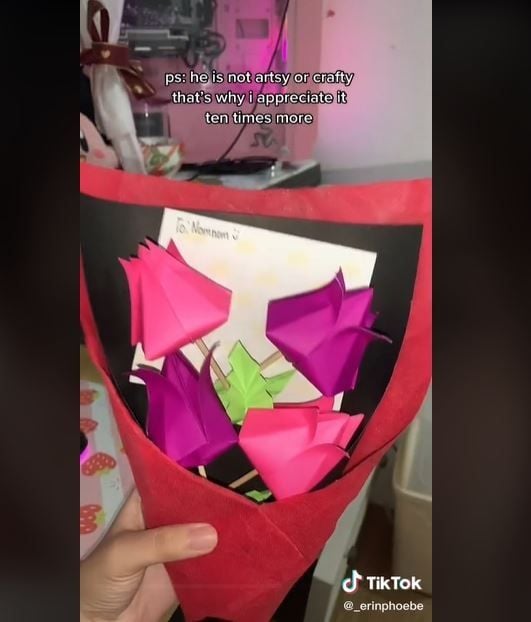 Viral Pria Bikin Buket Bunga dari Kertas Lipat untuk Pacar (tiktok.com/_erinphoebe)