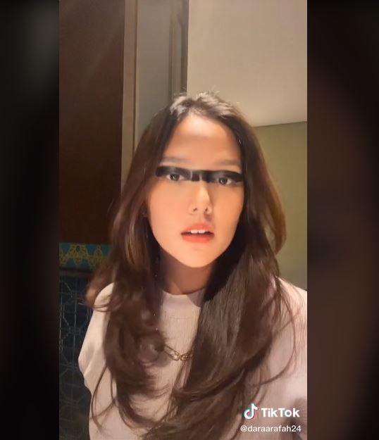 Bikin Eyeliner Seimbang, Penampilan Selebgram Ini Malah Bikin Ngakak (tiktok.com/@daraarafah24)