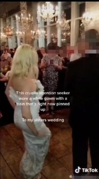 Dikatakan ingin bersaing dengan pengantin, tamu wanita yang hadir di pesta pernikahan mengenakan gaun putih dan menari di lantai dansa.  (Dok.: TikTok)