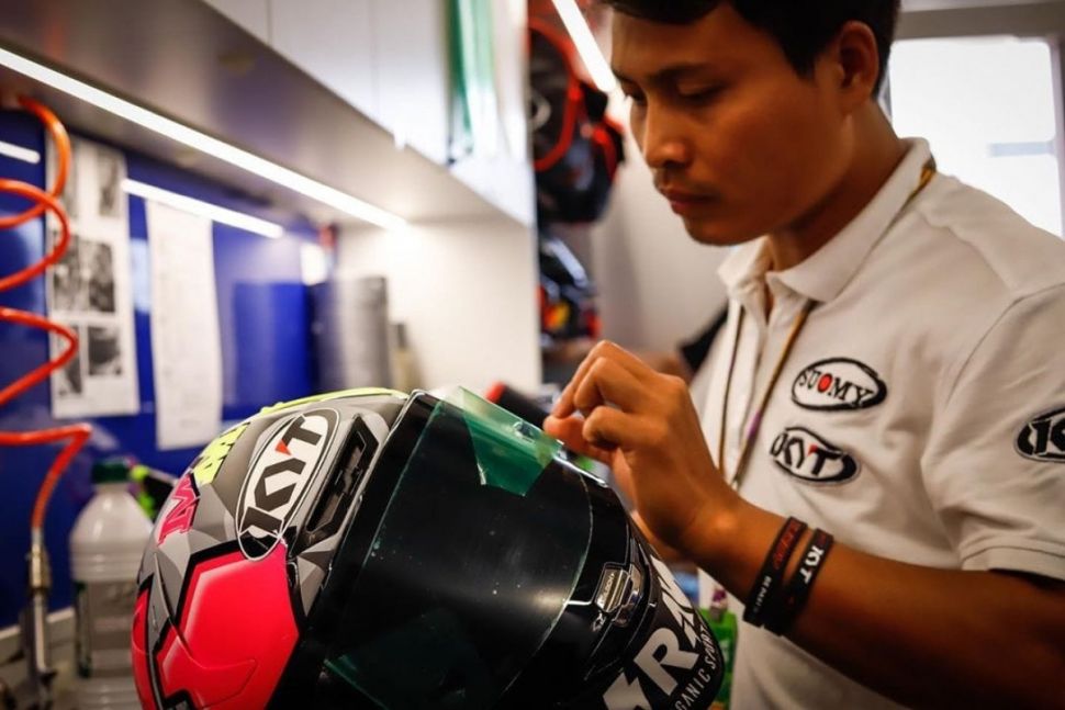 Mugiyono, teknisi helm pebalap MotoGP dari Indonesia. [Facebook Nathania Mugiyono]