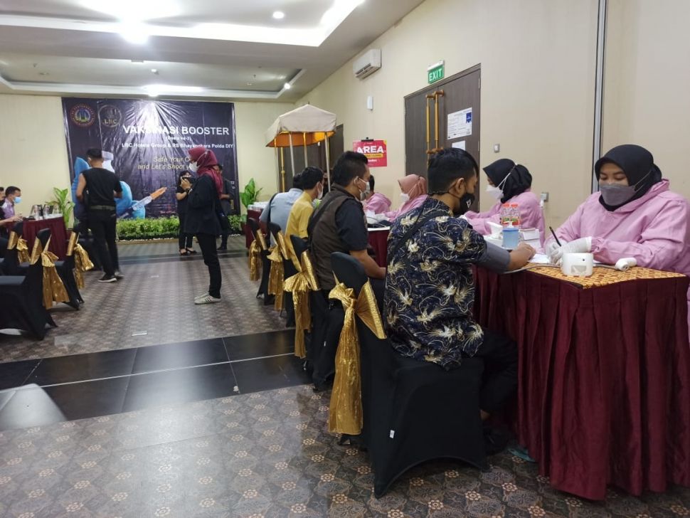 Vaksinasi Booster di Grand Kangen Hotel Urip Sumoharjo, Jumat (18/3/2022) (ISuara/Hiromi)