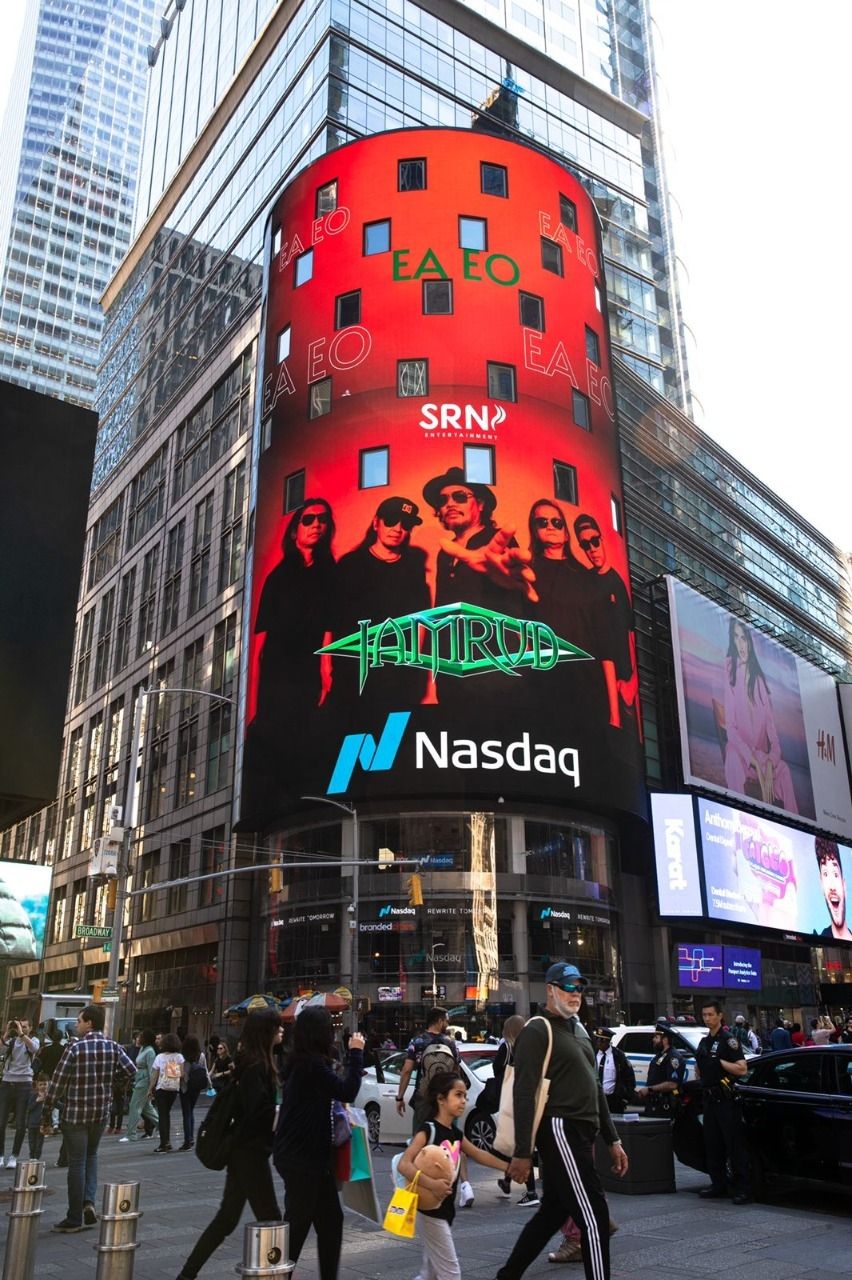 Lagu terbaru Jamrud berjudul "Ea Eo" nongol di Nasdaq New York Exchange kota New York, Amerika Serikat. [SRN Entertainment]