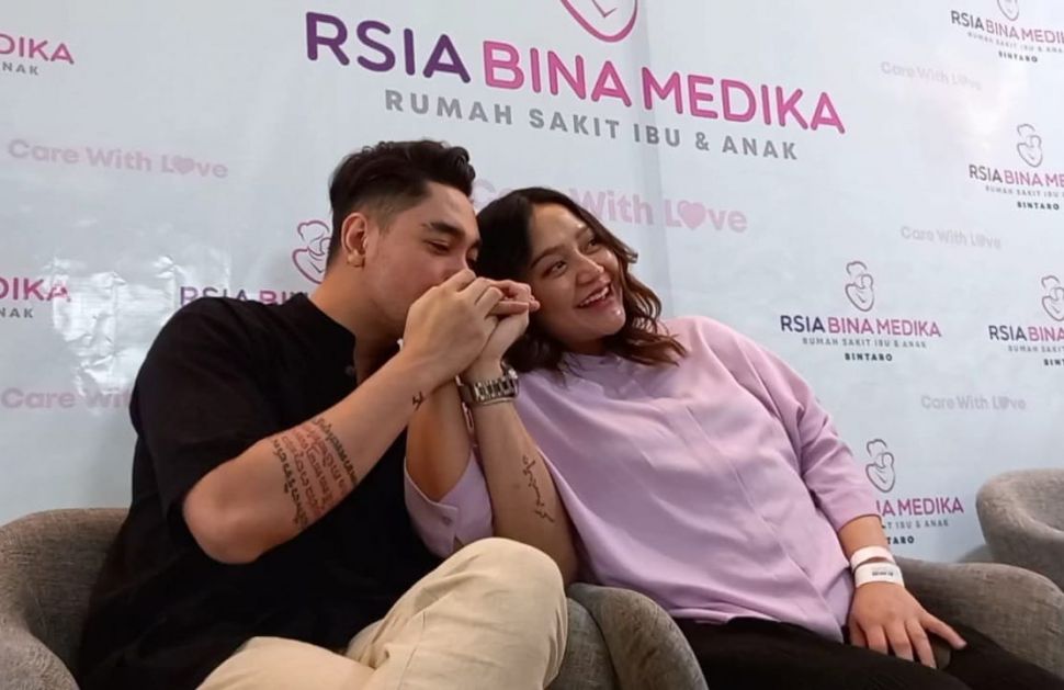 Siti Badriah dan suaminya, Krisjiana Baharudin [Suara.com/Evi Ariska]