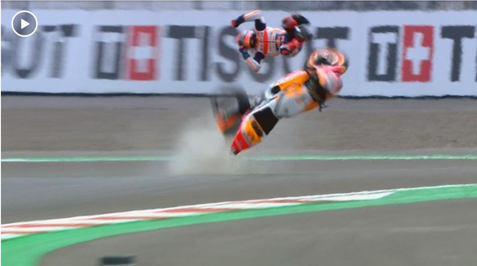 Pebalap Repsol Honda, Marc Marquez alami kecelakaan saat menjalani sesi pemanasan MotoGP Mandalika 2022 di Sirkuit Mandalika, Lombok Tengah, Nusa Tenggara Barat, Minggu (20/3/2022). [Tangkapan layar MotoGP/Dorna Sports]