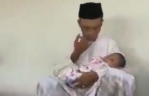 Tangkapan layar video Ustaz Abdul Somad suapi bayi dengan ludah. [Twitter]