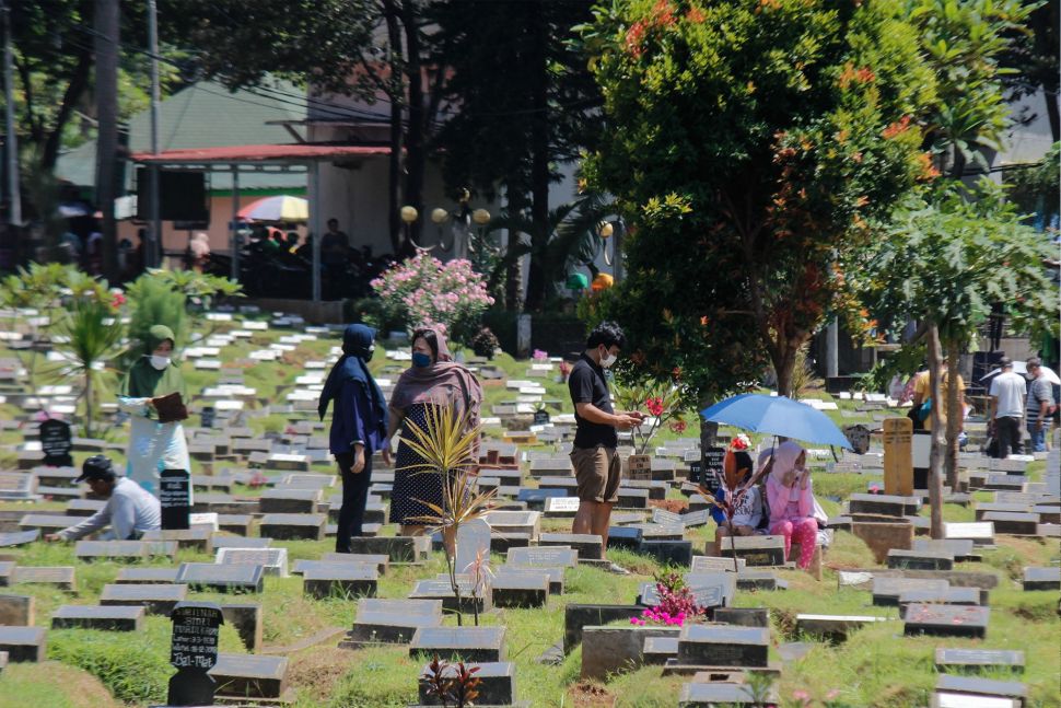 Warga melakukan ziarah kubur di TPU Menteng Pulo, Jakarta, Senin (5/3/2022). [Suara.com/Septian]