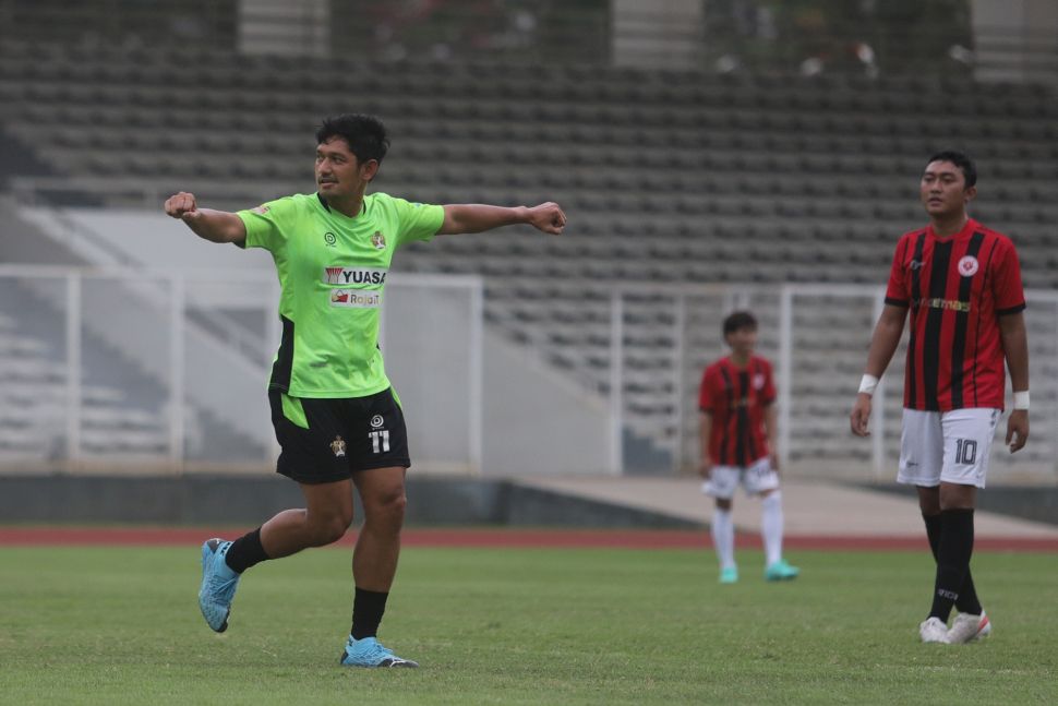 Aktor Ibnu Jamil melakukan selebrasi saat bermain sepakbola bersama Selebritis FC di Stadion Madya, Kompleks Gelora Bung Karno, Jakarta, Senin (21/3/2022). [Suara.com/Angga Budhiyanto]