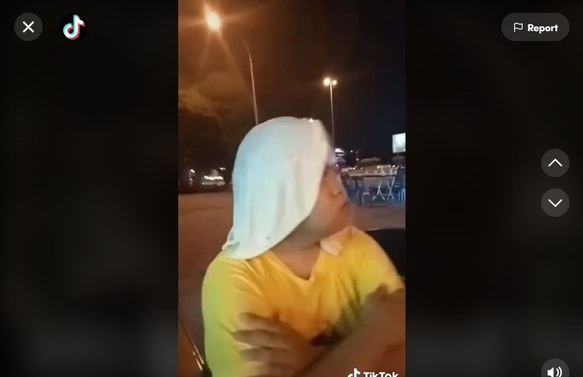 Nonton Aksi Penjual Roti Canai Terbang, Reaksi Bocah Ini Curi Perhatian Saat Adonan Tiba-tiba Mendarat di Kepalanya. 