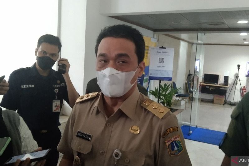 Wakil Gubernur DKI Jakarta Ahmad Riza Patria ditemui awak media di Balai Kota Jakarta, Senin (21/3/2022). [ANTARA/Dewa Ketut Sudiarta Wiguna]