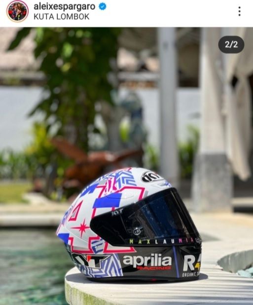 Pebalap Aprilia, Aleix Espargaro melemparkan helmnya dalam gelaran MotoGP di Mandalika International Circuit, Minggu (20/3/2022). [Intagram/@aleixespargaro]