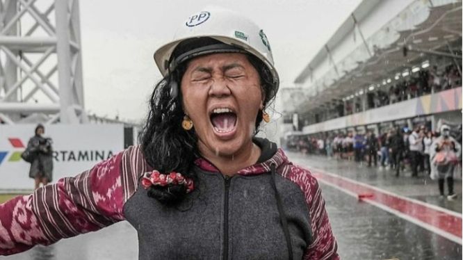 Rara Pawang Hujan melakukan do'a bersama anak yatim di Mesjid Gunung Pujut. (Instagram/@motogp)