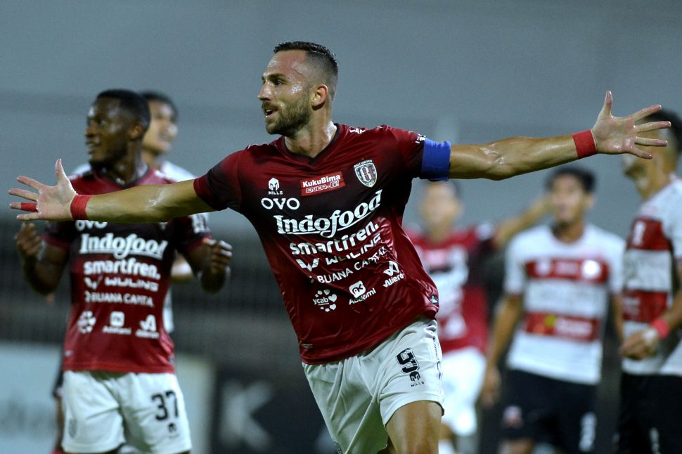 Pesepak bola Bali United Ilija Spasojevic berselebrasi usai mencetak gol ke gawang Madura United saat pertandingan Liga 1 di Stadion Kompyang Sujana, Denpasar, Bali, Senin (21/3/2022). Bali United mengalahkan Madura United 2-0. ANTARA FOTO/Fikri Yusuf/wsj.