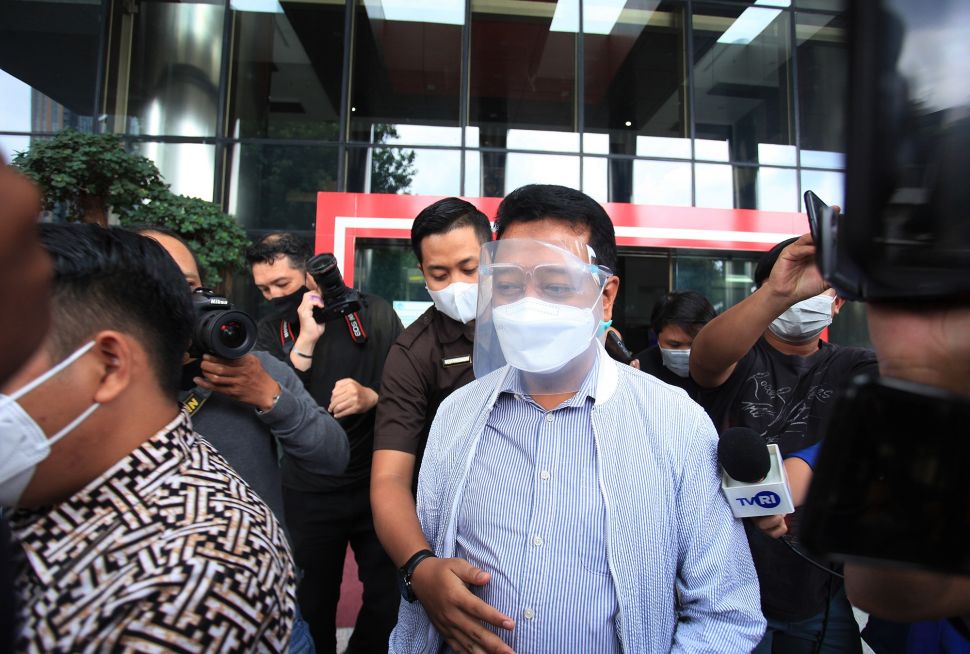 Mantan Ketua Partai Persatuan Pembangunan Muchammad Romahurmuziy (tengah) berjalan seusai memenuhi panggilan penyidik di Gedung Komisi Pemberantasan Korupsi (KPK), Jakarta, Selasa (22/3/2022).  ANTARA FOTO/Reno Esnir