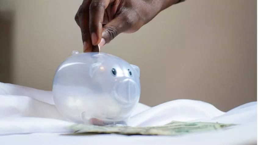 Orang tua menyusun budget belanja sekolah dengan catatan keuangan rapi di buku dan kalkulator