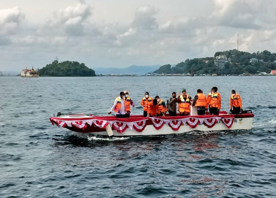 Menteri Sosial, Tri Rismaharini bersama rombongan saat mencoba Kapal Fiberglass hasil kerja sama Uncen dan ITS. (Restu Fadilah/Suara.com)