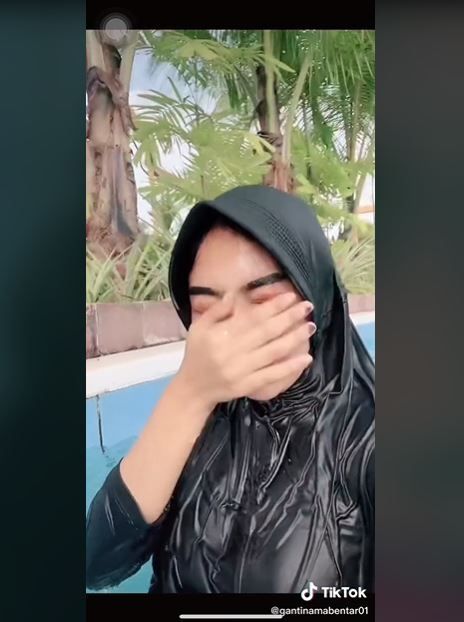 Viral Aksi Kocak Wanita Berenang Pakai Makeup (tiktok.com/@gantinamabentar01)