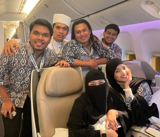 Potret Putra Siregar umroh bersama istri dan rekan-rekan. [Instagram/putrasiregar17]