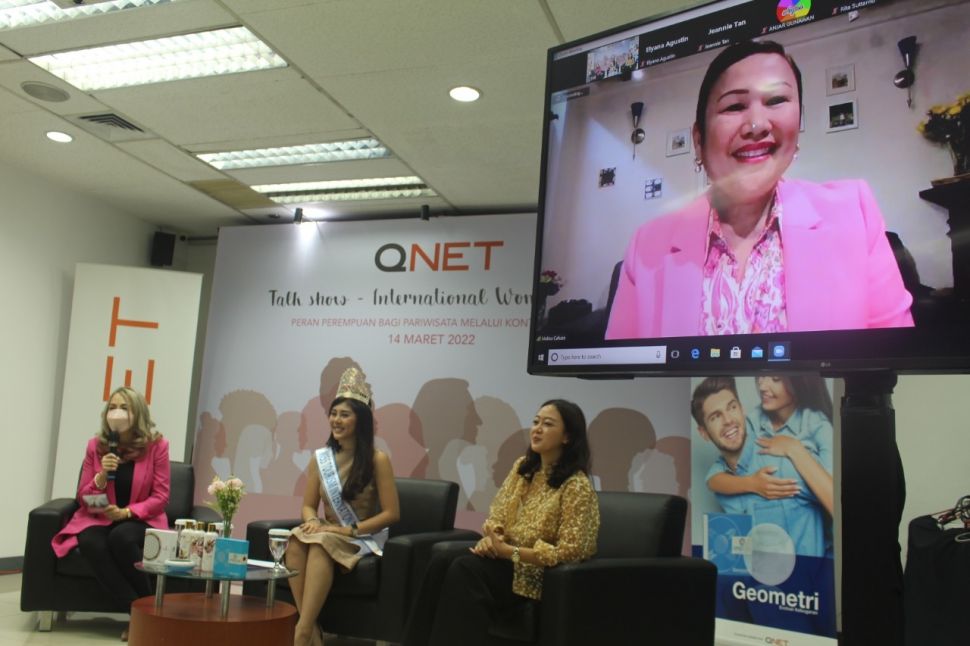 Malou Caluza, PDG de QNET, avec Jessy Silana Wongsodiharjo, Miss Tourism International 2021/2022.  (Doc. QNET)