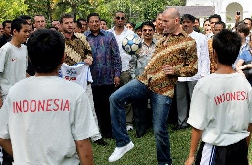 Zinedine Zidane melakukan junggling di depan Presiden RI Susilo Bambang Yudhoyono dalam kunjungannya ke Istana Presiden, Jakarta, Indonesia, pada 6 Juli 2007. [AFP]