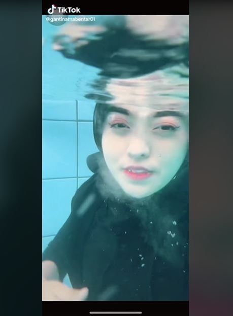 Viral Aksi Kocak Wanita Berenang Pakai Makeup (tiktok.com/@gantinamabentar01)