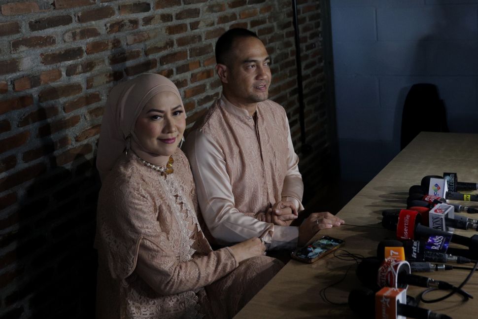 Pasangan artis Ferry Irawan dan Venna Melinda memberikan keterangan pers sebelum acara resepsi pernikahan mereka di Studio TOHA, Ciputat, Tangerang Selatan, Banten, Rabu (23/3/2022). [Suara.com/Angga Budhiyanto]