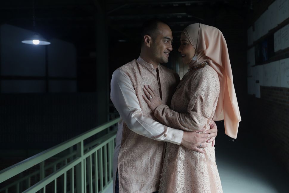 Pasangan artis Ferry Irawan dan Venna Melinda berpose sebelum acara resepsi pernikahan mereka di Studio TOHA, Ciputat, Tangerang Selatan, Banten, Rabu (23/3/2022). [Suara.com/Angga Budhiyanto]