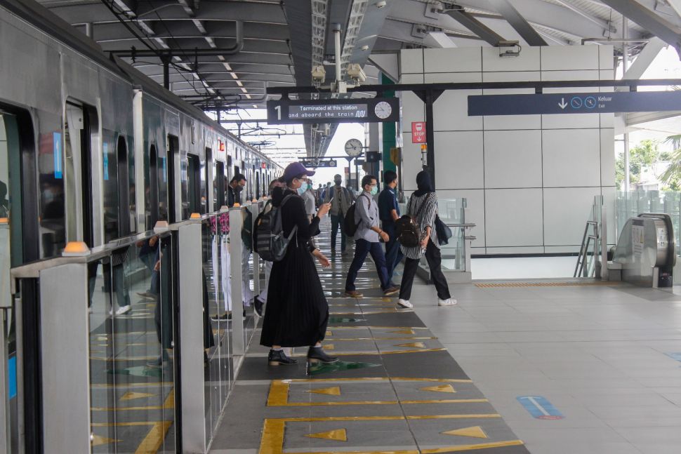 Sejumlah penumpang  turun dari MRT di Jakarta, Kamis (24/3/2022).  [Suara.com/ Septian]