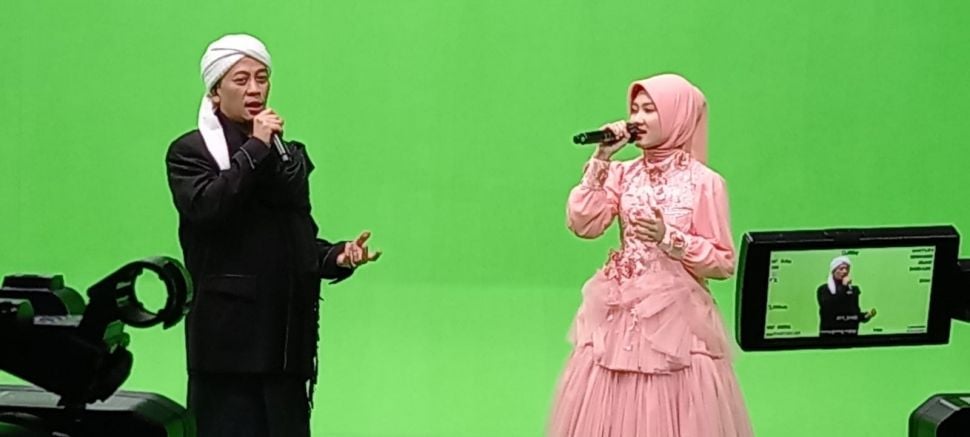 Opick dan Rhana Haura saat syuting untuk program Ramadhan SRN Entertainment. [dokumentasi pribadi]