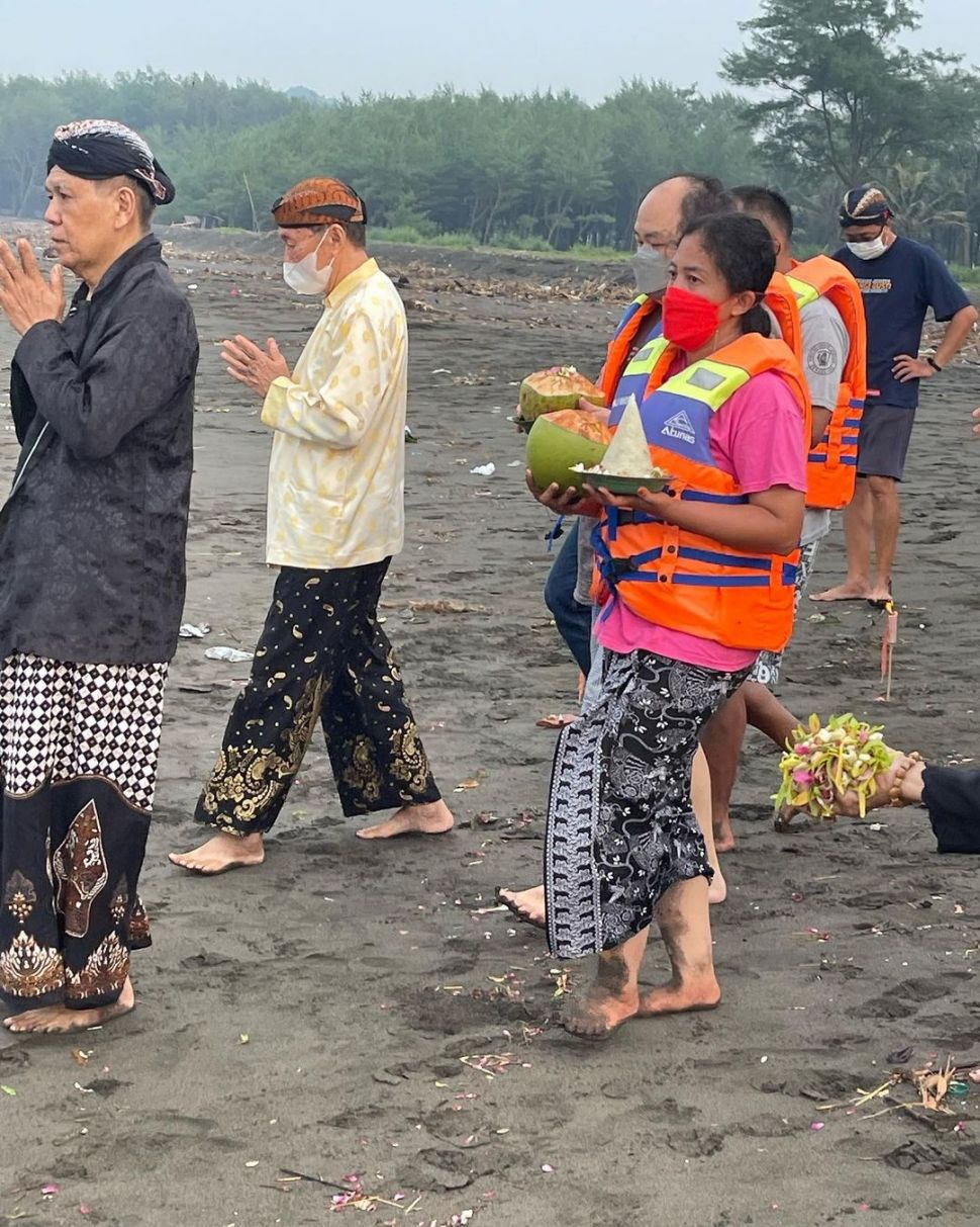 Rara Si Pawang Hujan bersama beberapa orang melakukan upacara larung di Pantai Srandil, Cilacap, Jawa Tengah. [Instagram]