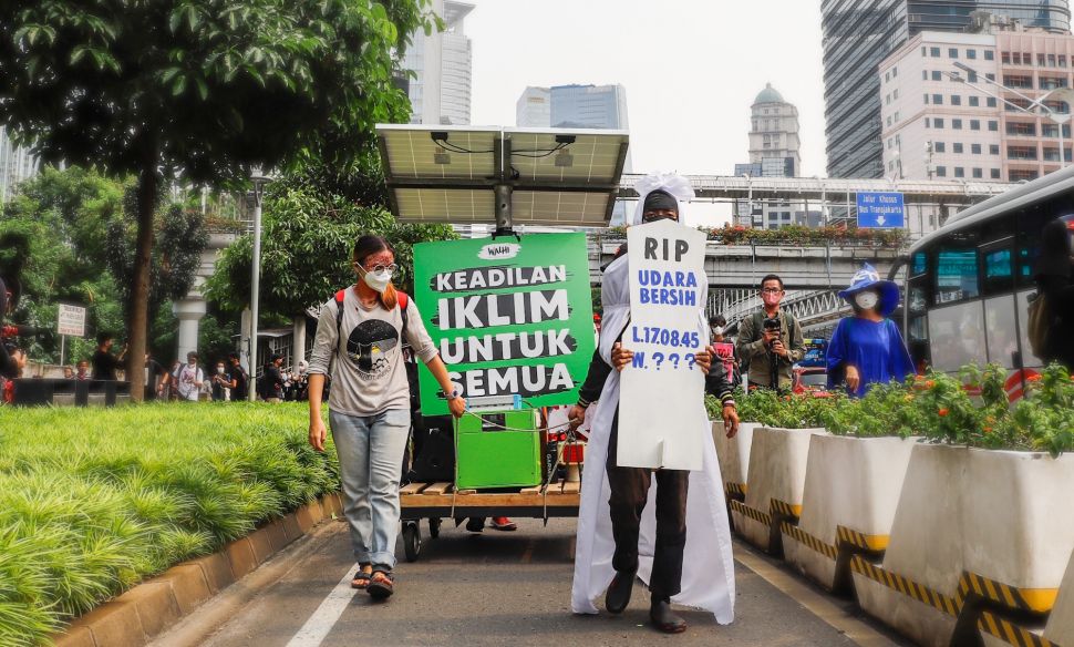 Massa dari berbagai komunitas saat menggelar aksi darurat iklim di Jalan Sudirman, Jakarta Pusat, Jumat (25/3/2022). [Suara.com/Alfian Winanto]